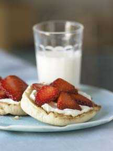 English muffin with strawberries